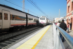 20181206EstacionHuercalViatorAndenAutomotor599GranadaLocomotora334TalgoMadridFotoASAFAL